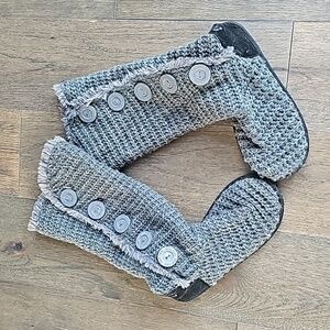 MUKLUKS GRAY KNIT BUTTON UP SIZE 7